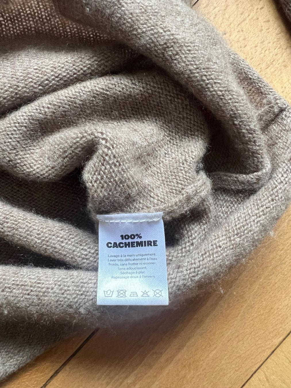 Maglioni & Felpe: 100% Kaschmirpullover, V-Ausschnitt, From Future,Gr. XS – Nuovo (secondo la descrizione) da Luzern venduto da dos_2fbx 2