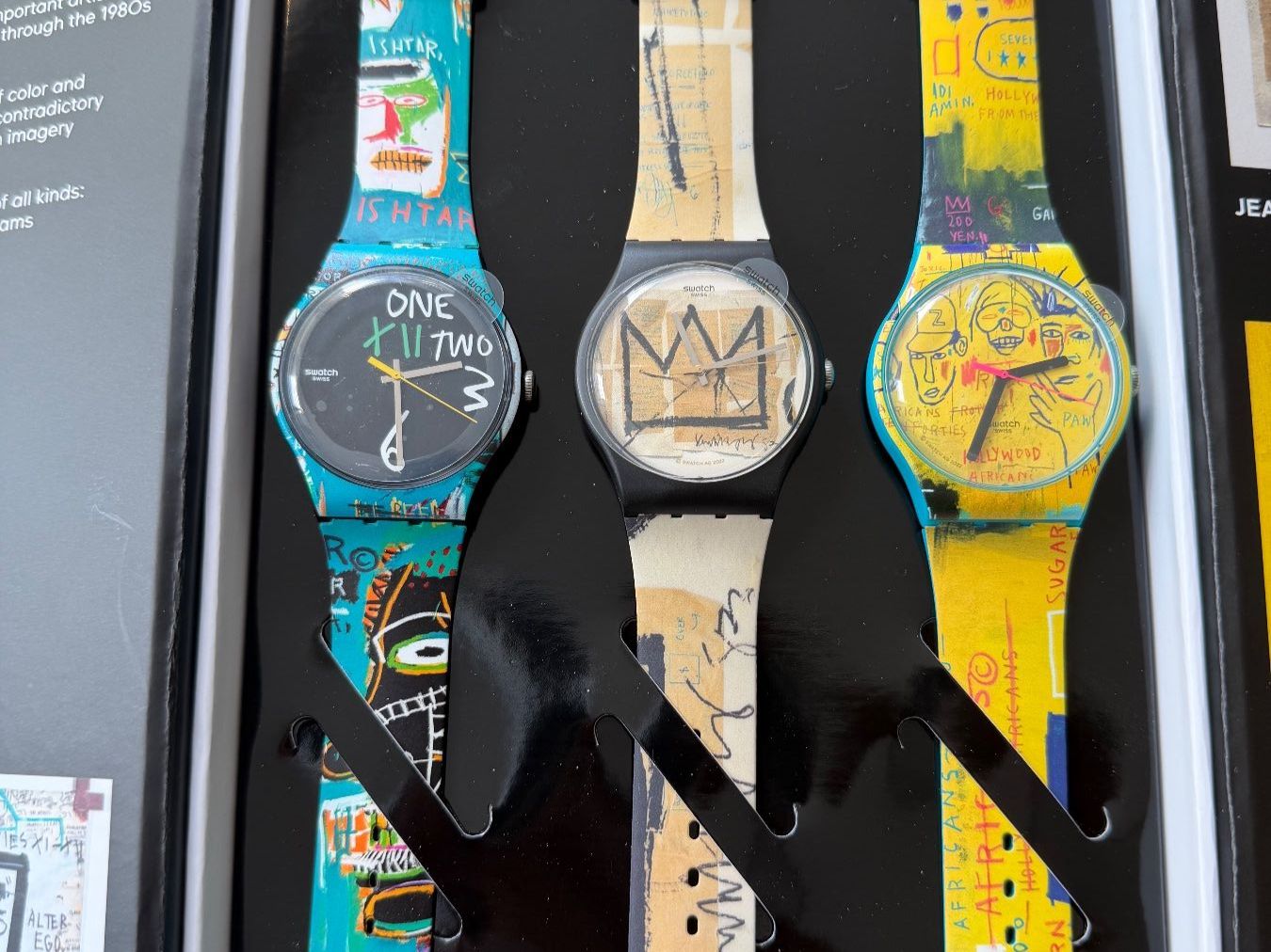 Swatch Orologi: Coffret Swatch X Jean-Michel Basquiat – Nuovo e nell'imballaggio originale da La Chaux-de-Fonds venduto da JUVAL_Horlogerie 2