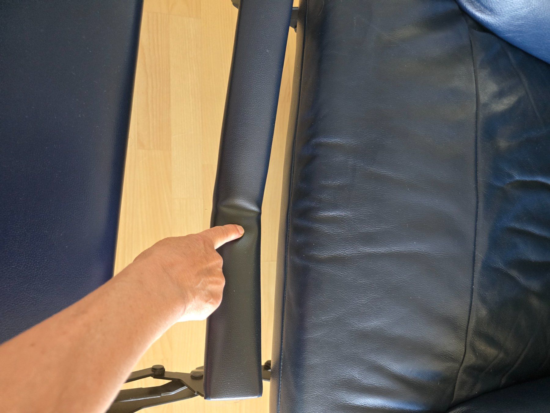 Poltrone: Bequemer Relaxsessel, dunkelblaues Leder – Usato da Emmenbrücke venduto da nev_hh85 6