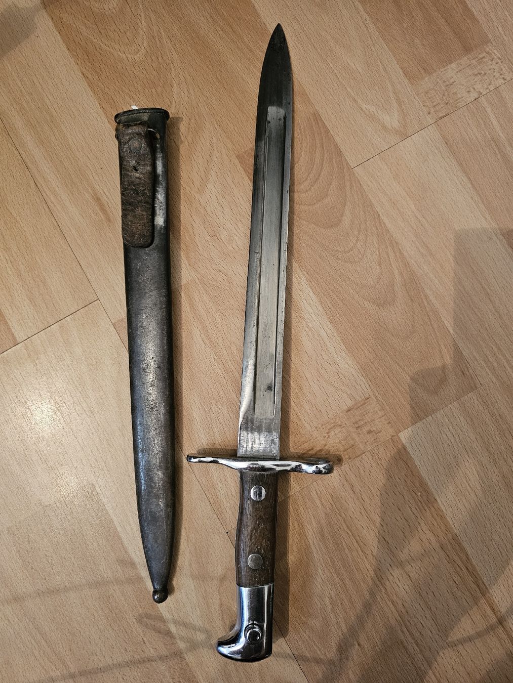Schweizer Armee Armi bianche: ​2 Schweizer Bajonette Modell 1918 mit Scheide – Usato da Seuzach venduto da hwulf 5