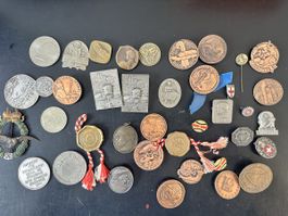Konvolut Münzen Plaketten Abzeichen Nadeln uvm