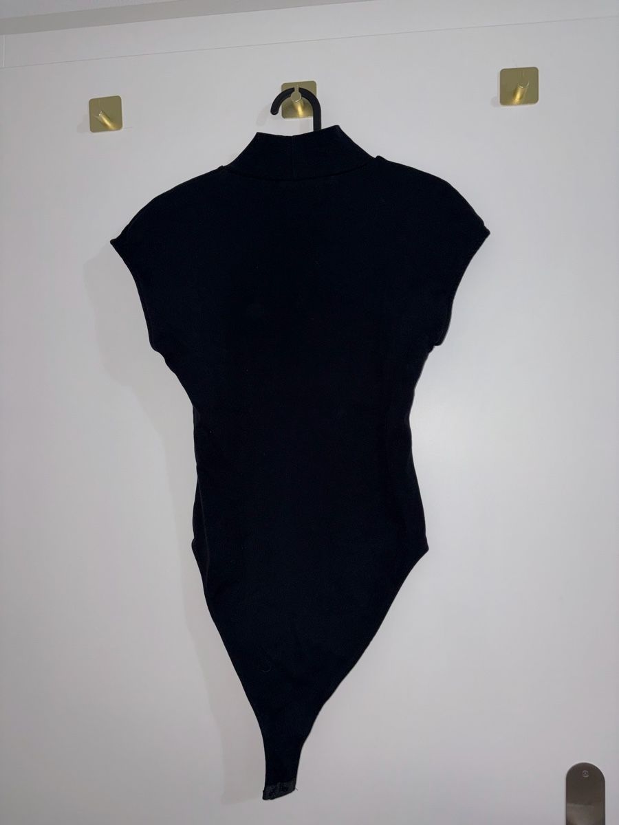 Zara Top: Body noir col montant manches courtes  – Usato da Monthey venduto da Sevdije.Kololli 1