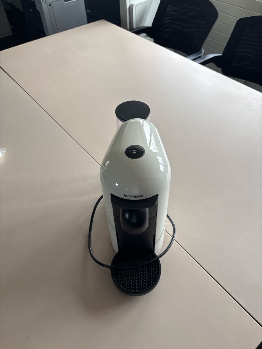 Nespresso Macchine per caffè & Macchine per espresso: Nespresso Vertuo Type Kaffeemaschine, Weiss Top – Usato da Kaiserstuhl AG venduto da mar_5k9x 1