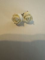 Sommerliche Ohrstecker in Rosenform, zartes Weiss 🌹