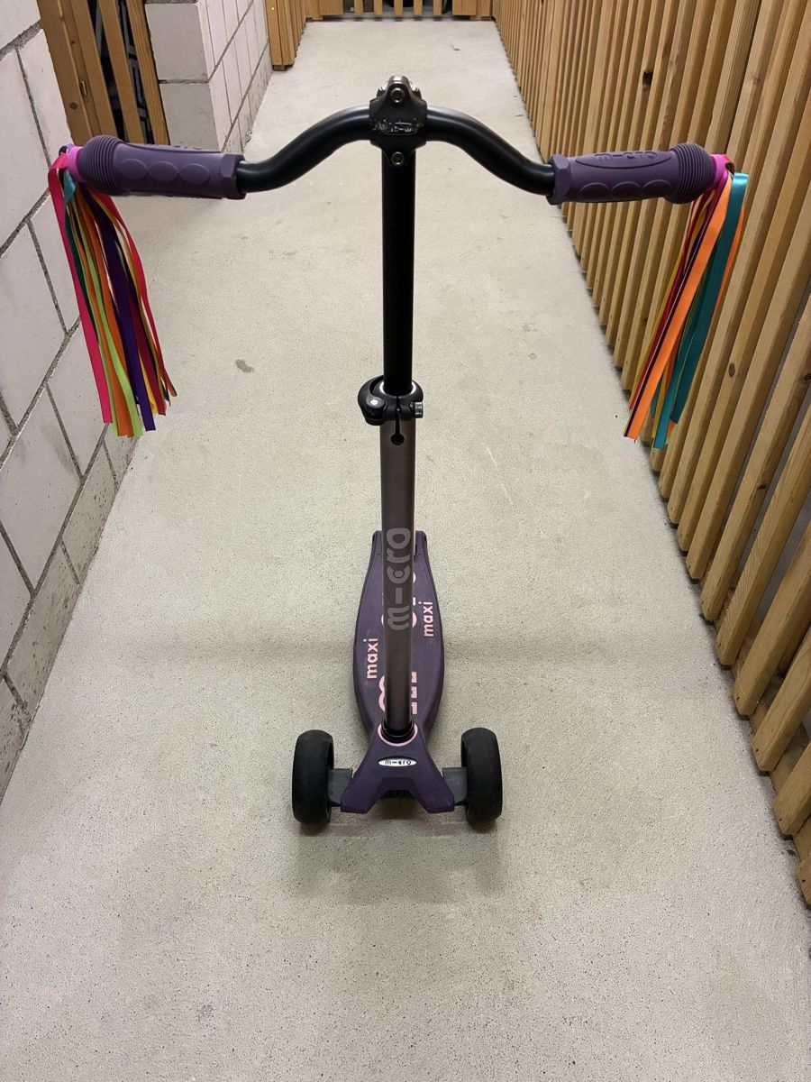 Micro Kickboard: Micro Maxi Roller violett mit Lenkerbändern gebraucht – D'occasion à Münchwilen TG par Gkc83