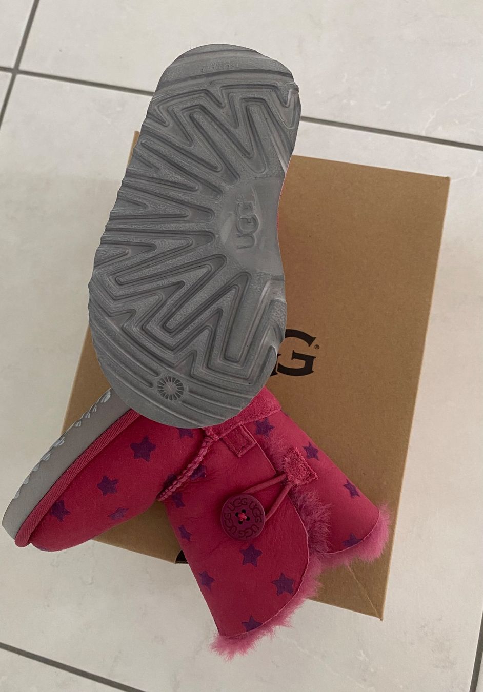 Ugg Schuhe für Mädchen: Original Ugg Boots Kinder Gr. 22.5 – Neu und originalverpackt aus Muttenz von Winzaren 1