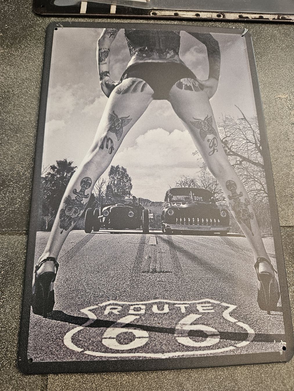 Insegne: 2x Route 66 Blechschilder Oldtimer Pin-up girl – Nuovo (secondo la descrizione) da Anwil venduto da tamoos 1