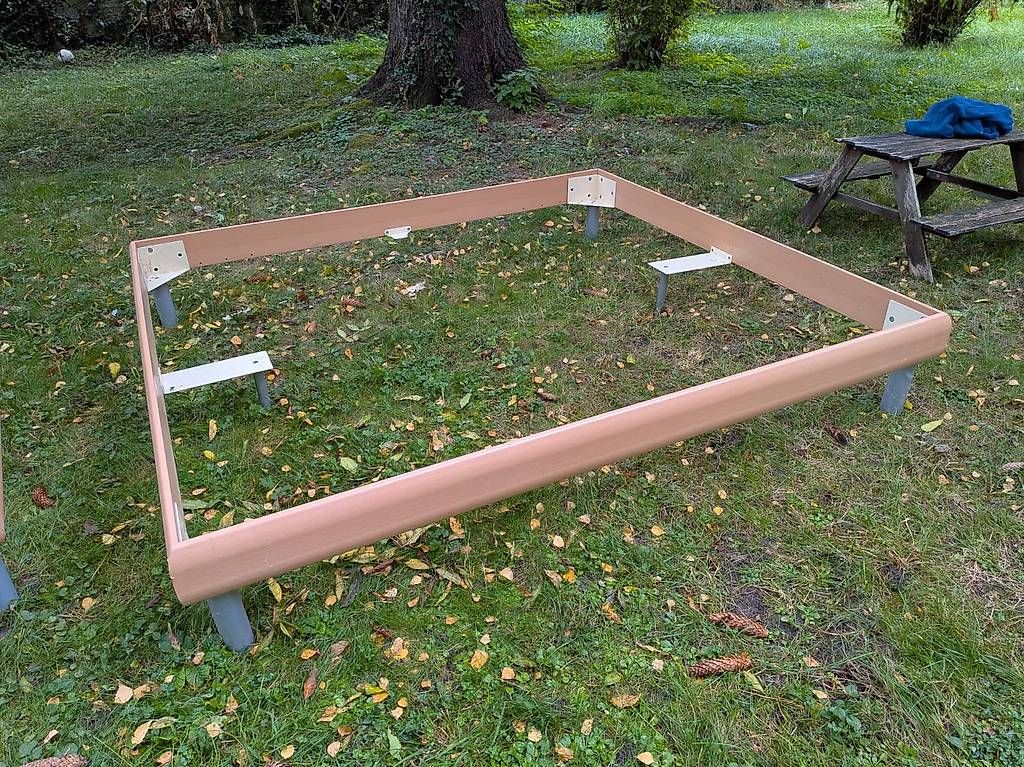 Lits: Cadre de lit 180x200 – D'occasion à Préverenges par Fbosset