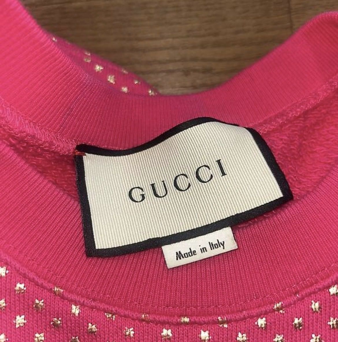 Gucci Maglioni & Felpe: Gucci Pullover, Pink mit Sternen, Grösse M, Top Zustand – Nuovo (secondo la descrizione) da Steffisburg venduto da viv_5tqt 1