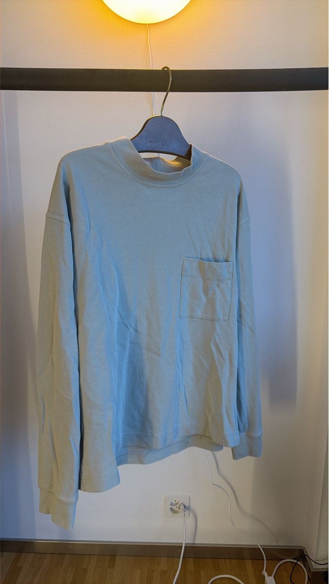 Cos Pulls & Sweat-shirts: Lässiger, beiger COS-Pullover mit Brusttasche, Grösse M – D'occasion à Zürich par wid_f885