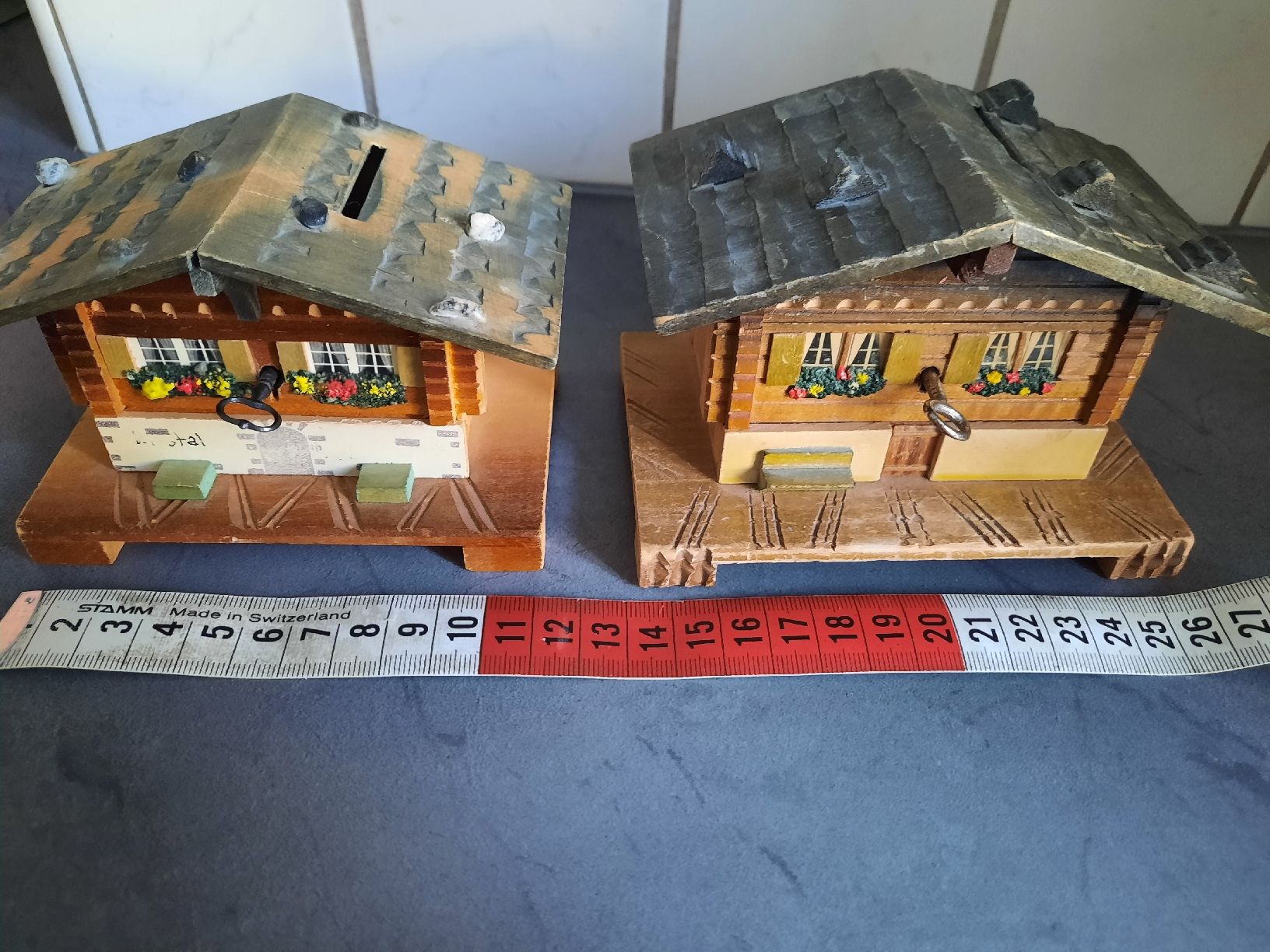 Figuren: 2 CHALETS- TIRELIRE, en BOIS – Gebraucht aus Le Locle von marylise01 3
