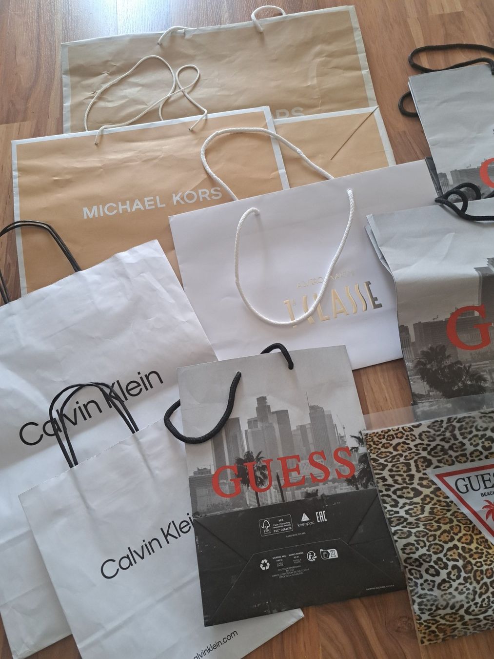 Guess Taschen: Papiertüten Guess, CK, MK, Alviero Martini – Gebraucht aus Oberegg von pumaking 2
