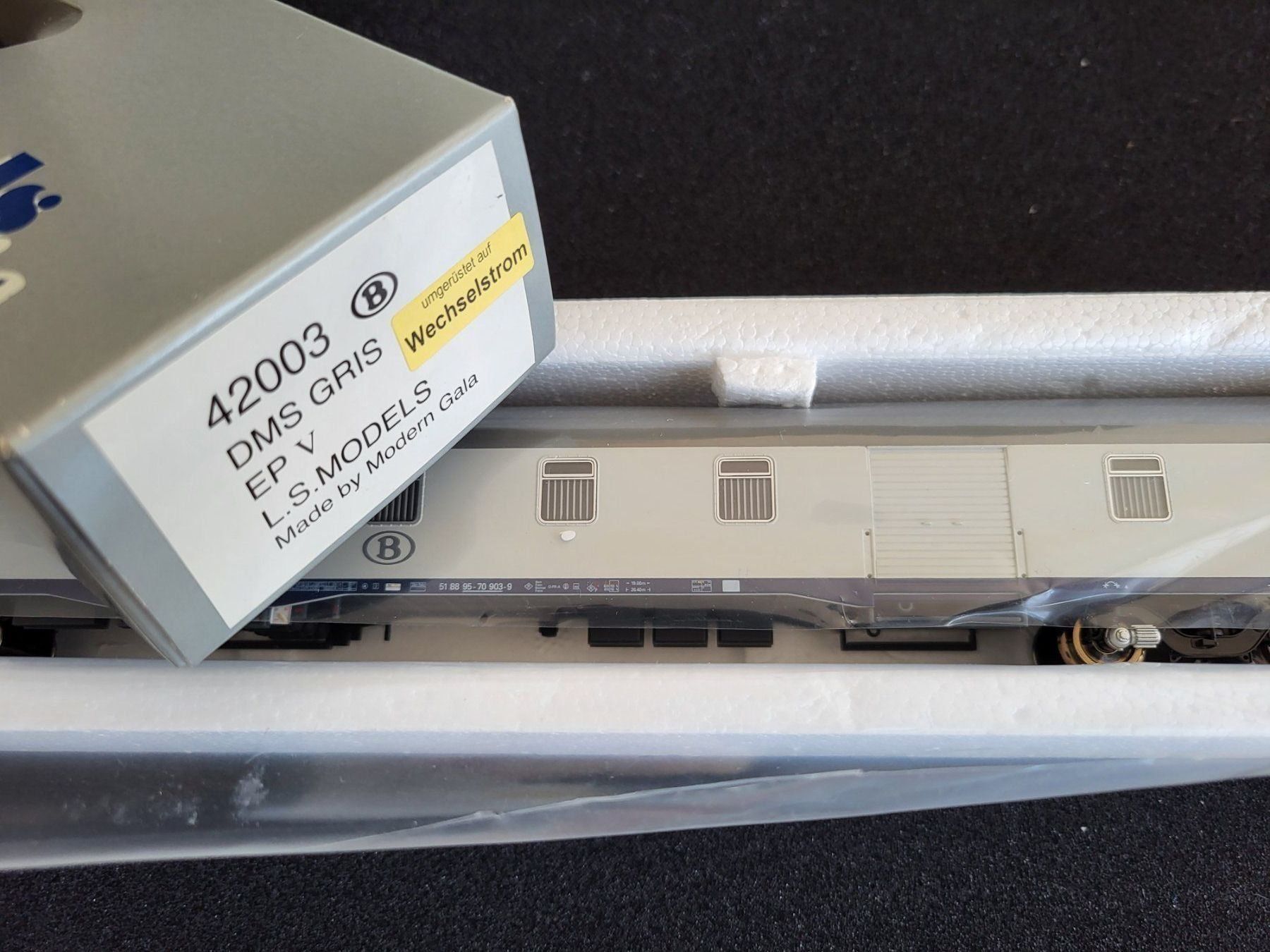 LS Models Modelleisenbahnen: Ls Models 42003 SNCB Fourgon DMS Gris – Neu (gemäss Beschreibung) aus La Tour-de-Peilz von  2