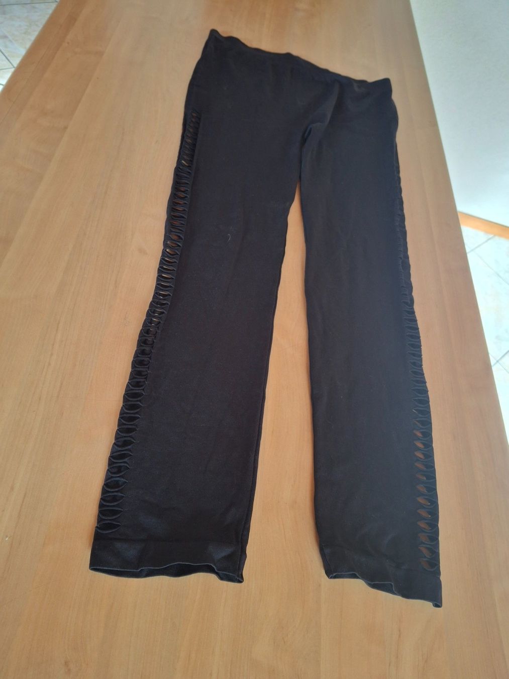 C&A Leggings: Leggins ajouré taille M marque C&A – Usato da Villiers venduto da san_jn5w 1