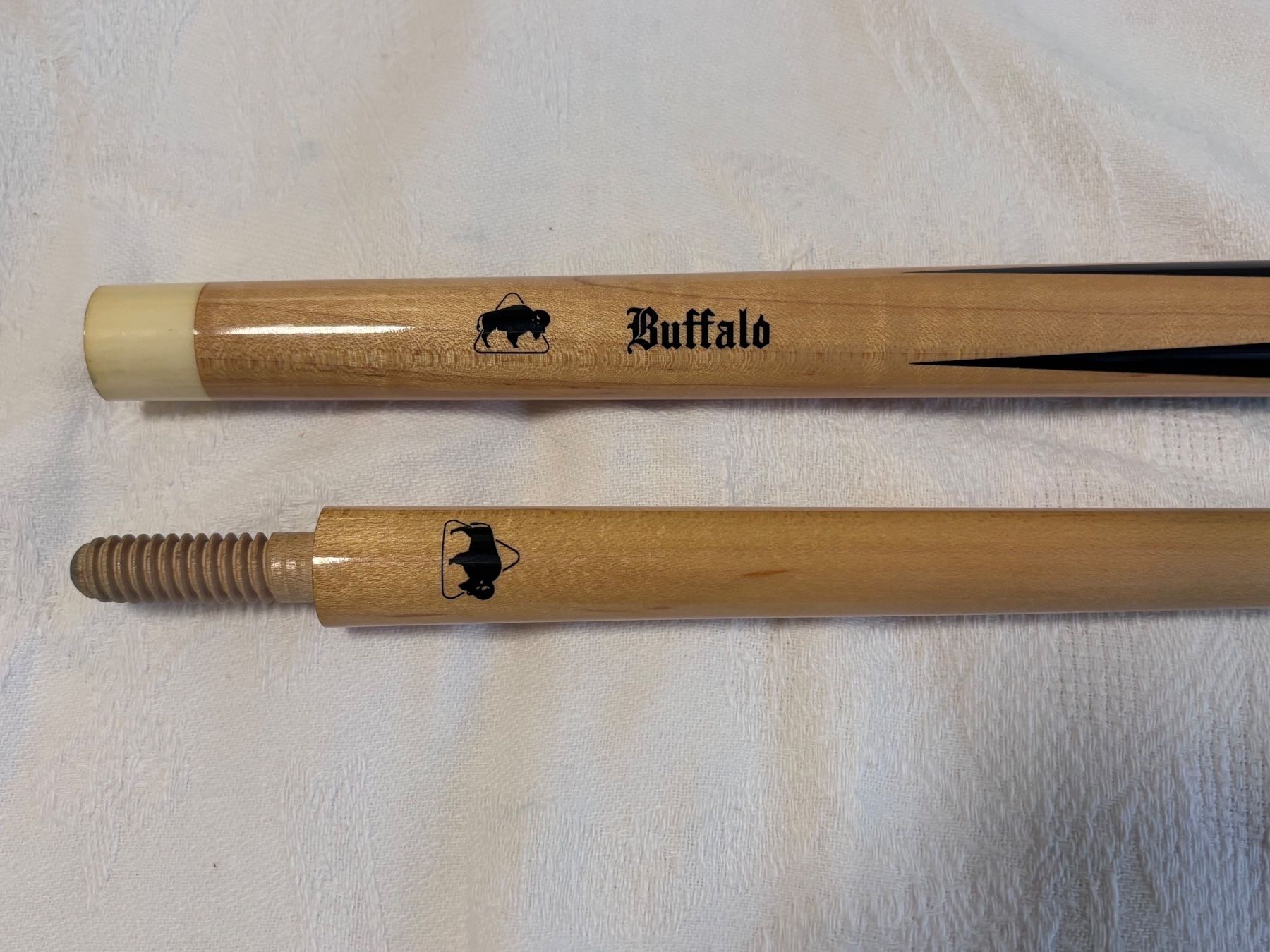 Stecche da biliardo: Buffalo Billard Queue Zweiteilig mit Originaletui & Kreide – Usato da Rheinfelden venduto da desdemona03 1