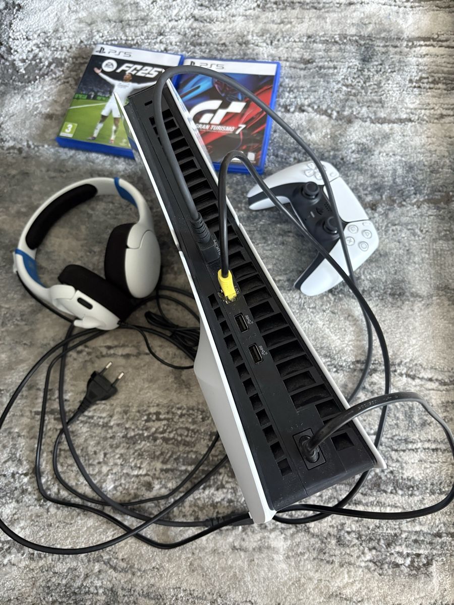 Consoles: PS 5  mit Zubehör – D'occasion à Wetzikon ZH par primaverii 2