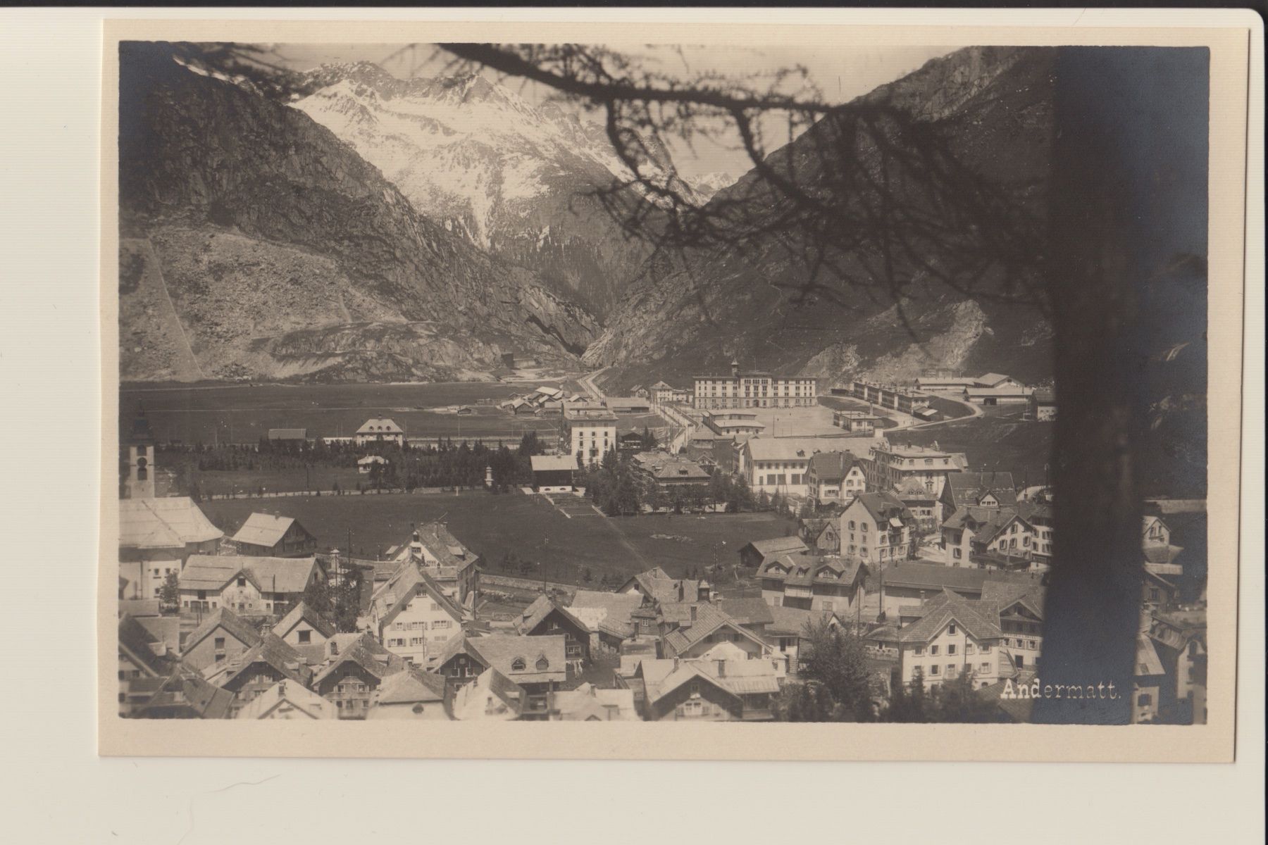 Cartoline postali: AK Andermatt Dorfansicht mit Kaserne – Usato da Kirchberg BE venduto da Mgh