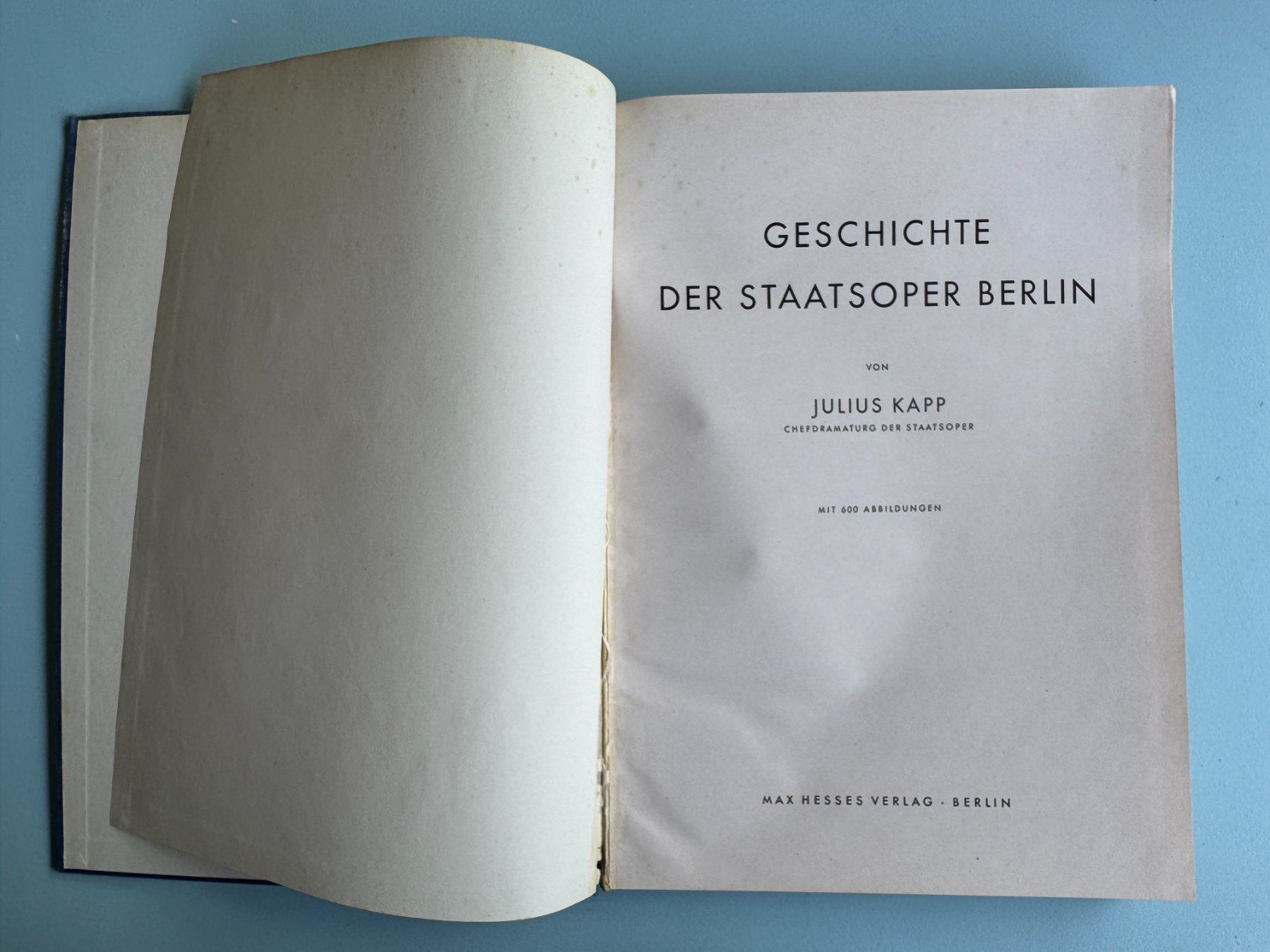 Bücher: Die Geschichte der Deutschen Oper Berlin - 1937 – Defekt aus Basel von Kornblumen 1