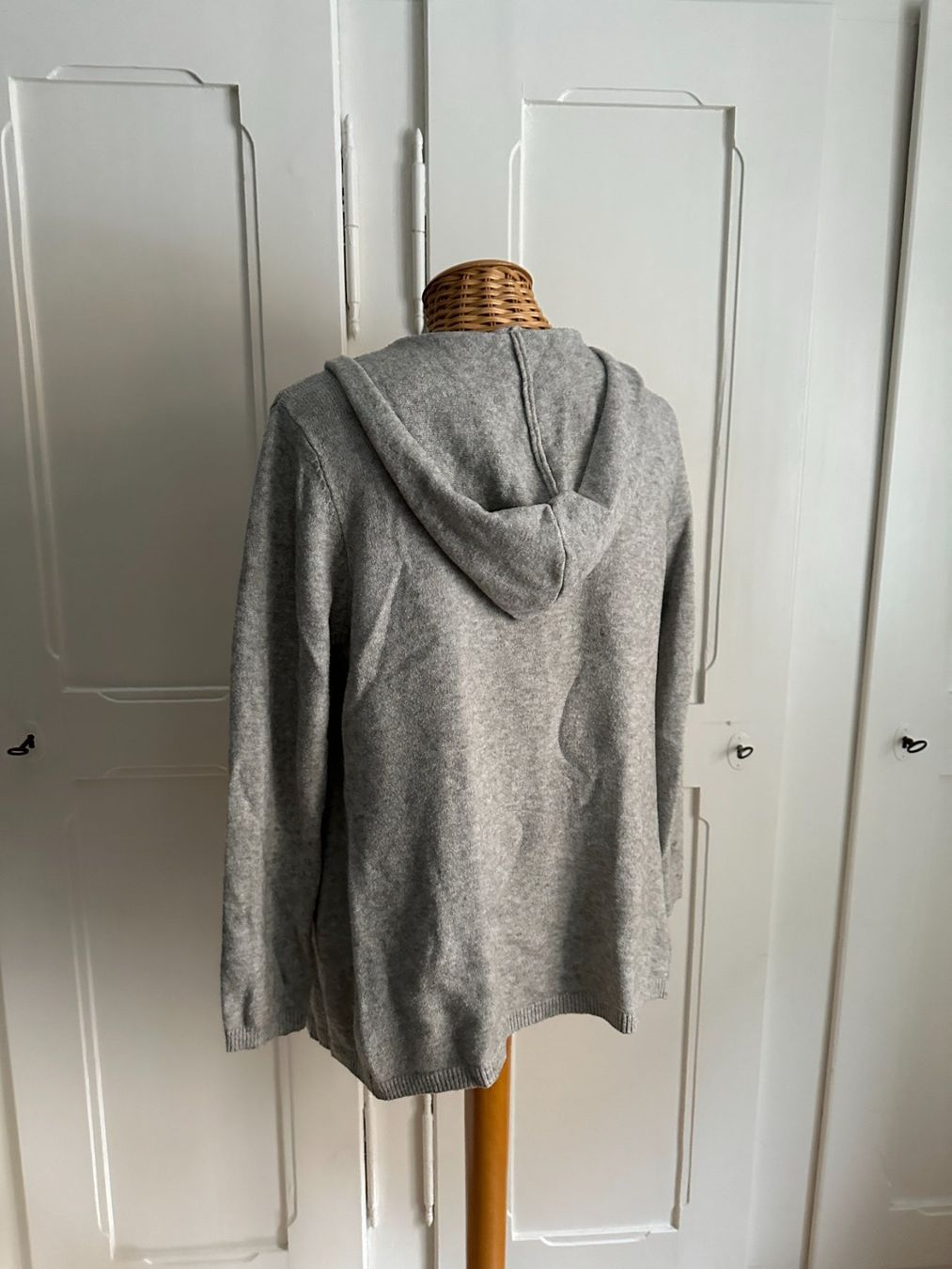 Giacche: Strickjacke hellgrau mit Kapuze - S – Usato da Zürich venduto da Diazaio 2