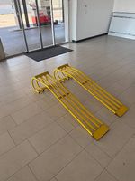 2x Fahrzeug-Präsentationsrampe Showroom gelb