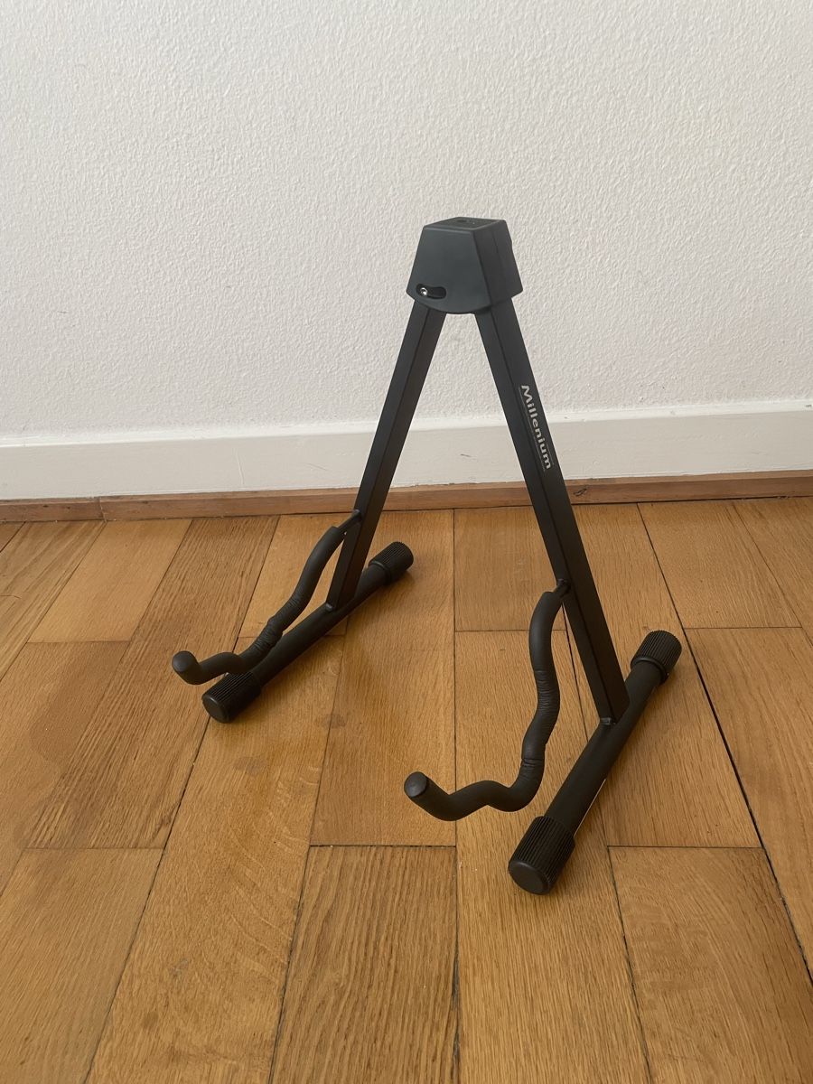 Millenium Supports pour instruments & partitions: Millenium Gitarrenstandfuss – D'occasion à Zürich par RDRDRD
