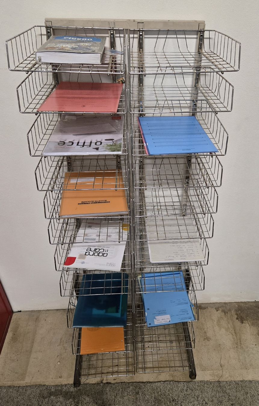 Altro in Decorazioni & Accessori: Présentoir métallique à documents 16 tablettes bon état – Usato da Genève venduto da xso_dm5n 2