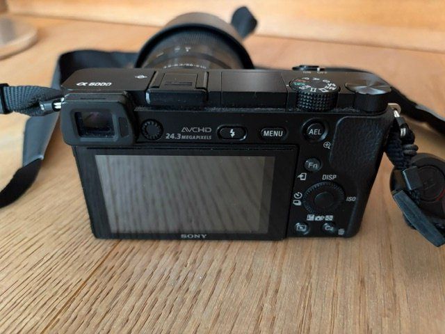 Sony Fotocamera: Sony Alpha 6000 Systemkamera mit Objektiven und Zubehör – Usato da Winterthur venduto da Pedebe 1