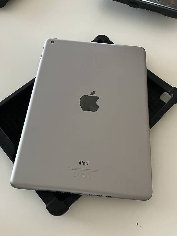 Tablettes PC: Apple Ipad 6. Generation 32GB mit Schutzhülle – D'occasion à Menznau par siricius 1
