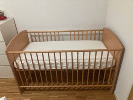 Lit de bébé en bois en parfait état. avec matelas neuf