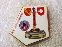 Ansteckpin 96: Gerechtigkeitsbrunnen