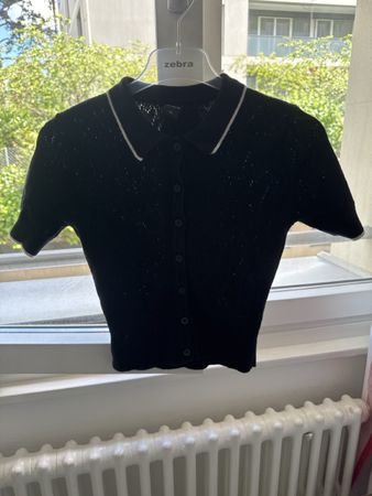 Cardigan noir à col blanc, parfait pour le printemps!