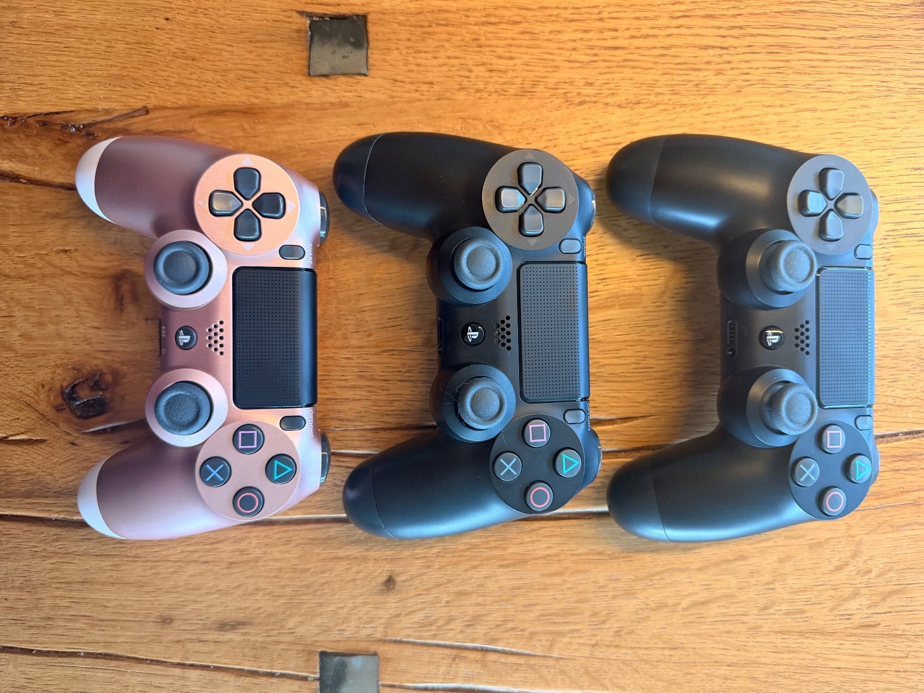Sony Konsolen: Playstation 4 Pro (1TB) + 3 Controller, top Zustand! – Gebraucht aus Rombach von lux7777777 7