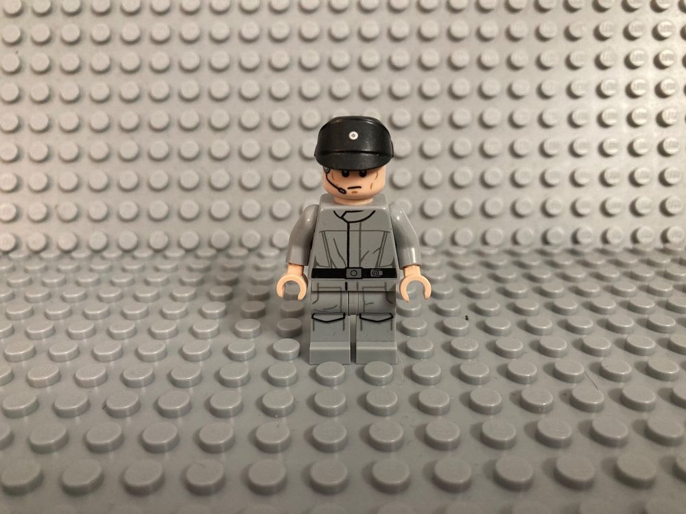 LEGO Star Wars Minifigur Imperial Officer mit Headset Kaufen auf Ricardo