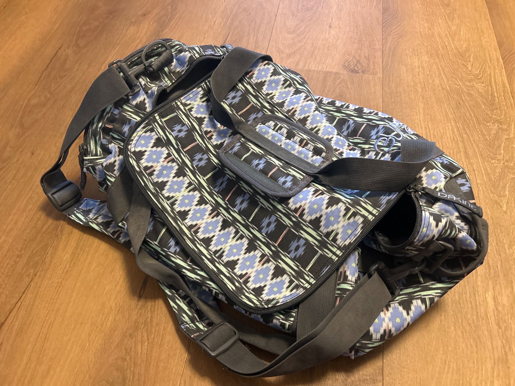 Dakine Taschen für Damen: DAKINE Womens EQ Reisetasche Sporttasche Wasserfest 31 L – Gebraucht aus Regensdorf von Spyke55