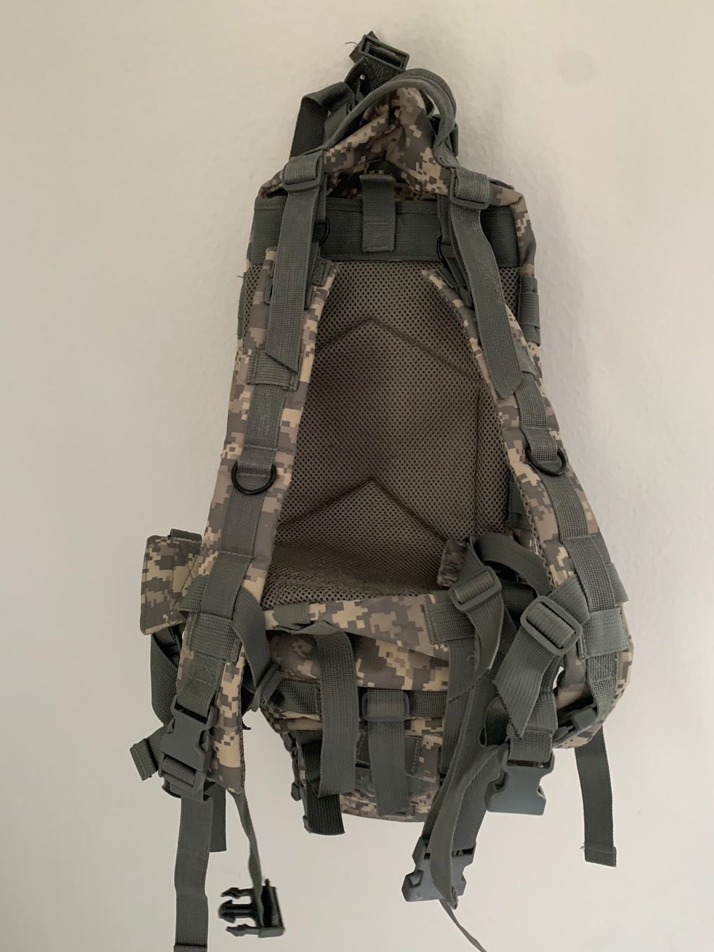 Zaini: Assault Day Pack Rucksack Militär – Usato da Benken SG venduto da tame_impala 9