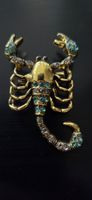 Broche Scorpion métal doré avec strass bleu, état neuf 5 cm☆