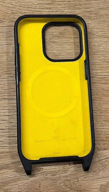 Coques & Protection écran: XOUXOU Hülle iPhone 15 Pro  Schwarz – D'occasion à Bottmingen par cinchispa 1