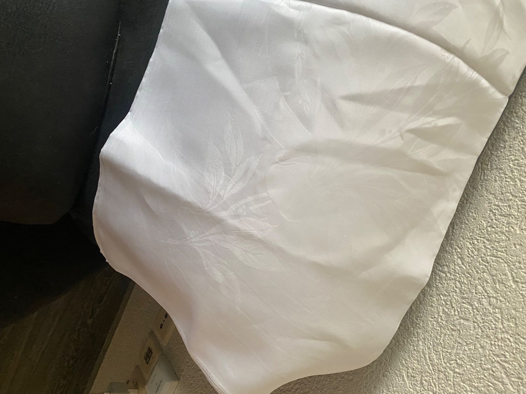 Altra biancheria da tavola: Tischdecke weiss mit Muster  ca  182x180cm – Usato da Allenwinden venduto da Obalu 1