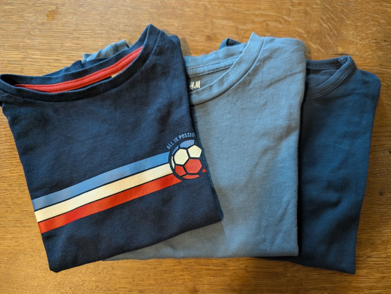 H&M Chemises, T-shirts & Polos: 3 T-Shirts blau mit Fussball – D'occasion à Bern par Zorro333