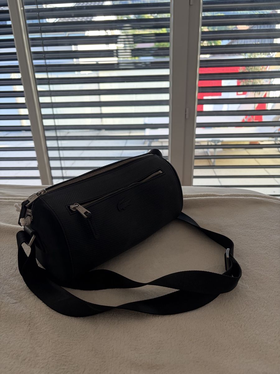 Lacoste Sonstige Kleidung & Accessoires: Sacoche Lacoste noir cuir excellente condition – Neu (gemäss Beschreibung) aus Vuisternens-Ogoz von Al.whnz 1