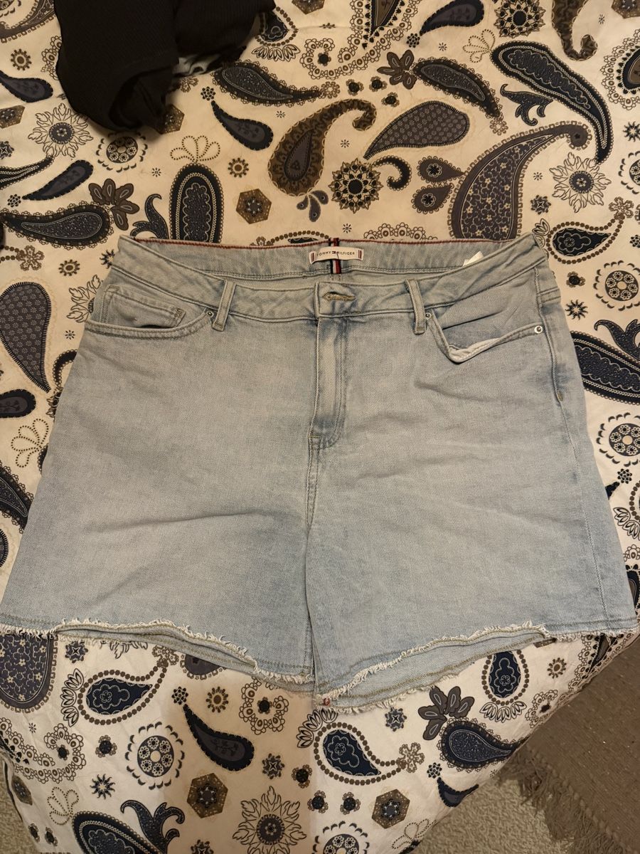Tommy Hilfiger Jeans: Tommy Hilfiger Shorts Grösse 44  – Gebraucht aus Basel von Brunner.T