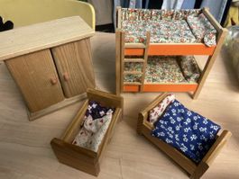 Puppenhaus Moebel Set 4 Teilig mit Bett und Schrank guter Zu