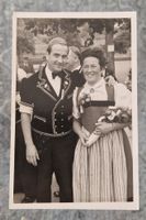 Wer kennt das Trachtenpaar? Photo Hans Eenger Zürich