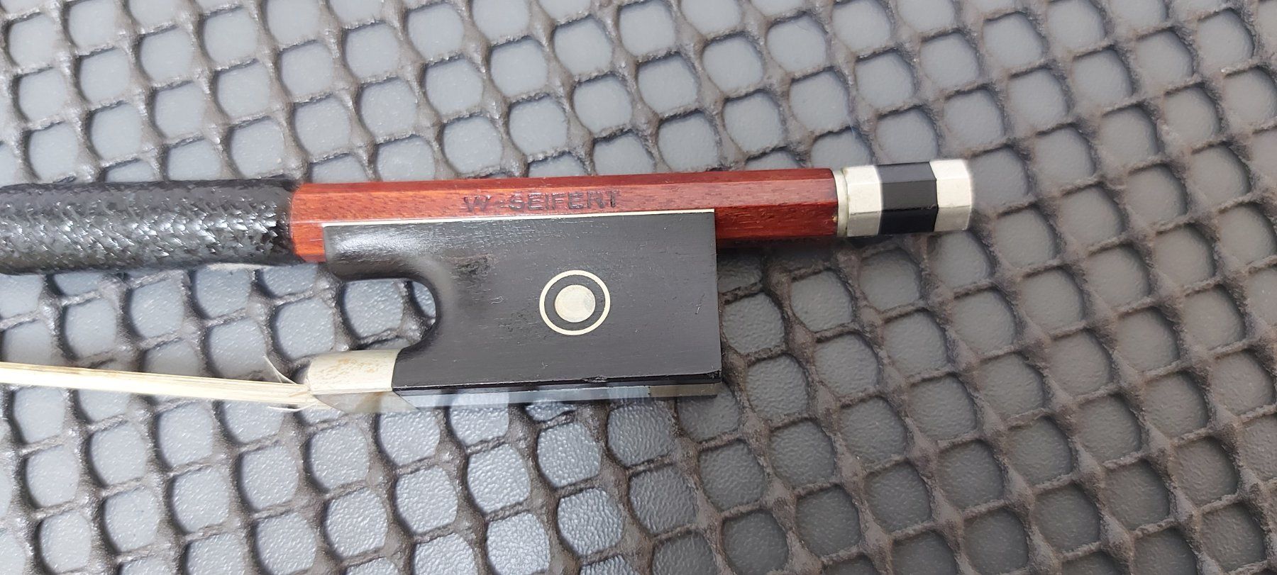 Strumenti musicali: 4/4 Geigenbogen W.Seifert Octagonal fernambucoL=74 cm,61 gr. – Usato da Glattbrugg venduto da Swissmusik 3