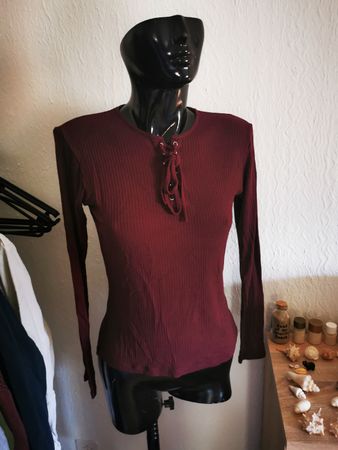 Bordeaux rotes Langarmshirt mit Schnürung, Grösse M