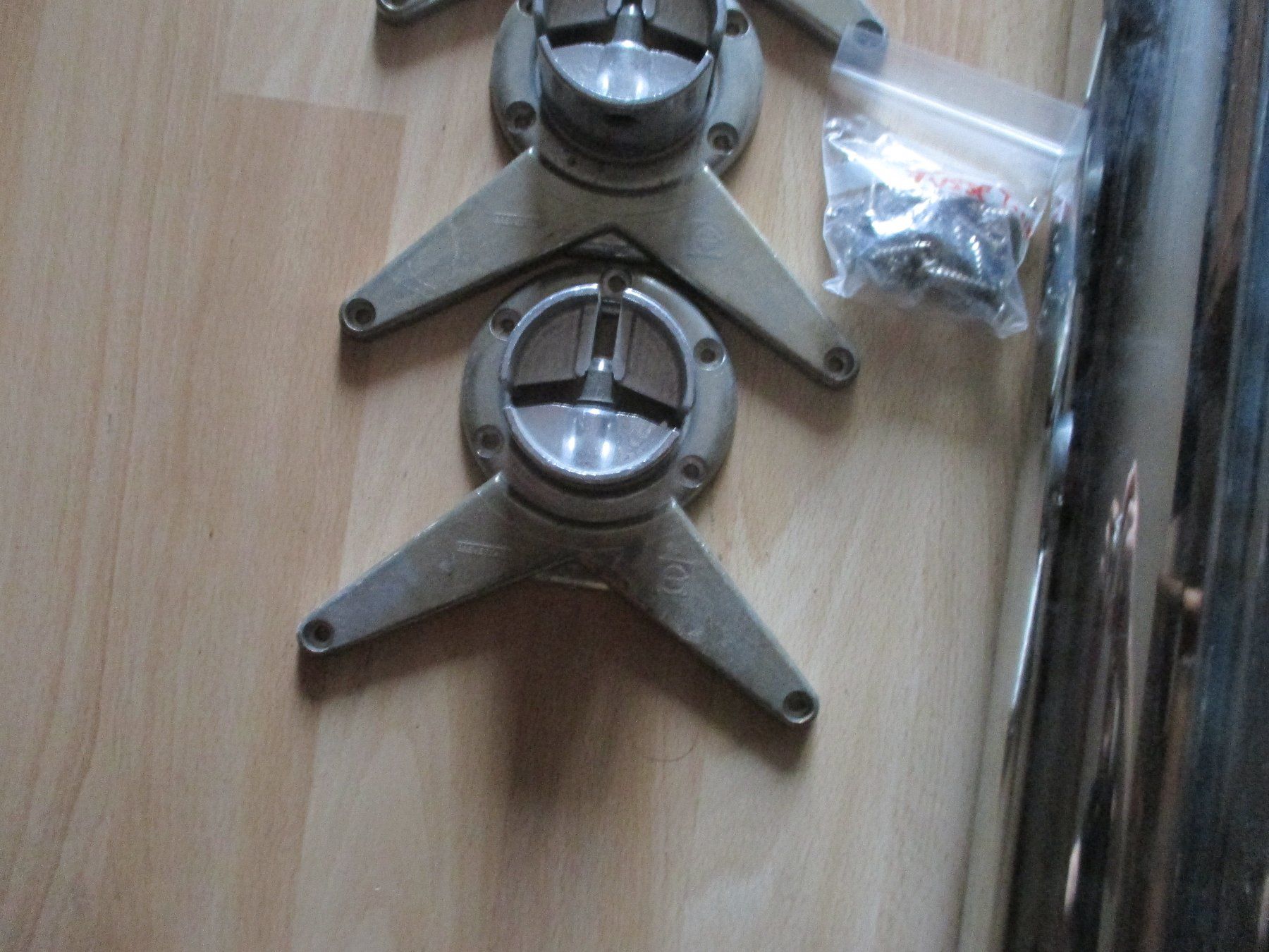Sonstiges Mobiliar: Tischbeine Metall verchromt – Gebraucht aus Breitenbach von anti11 1