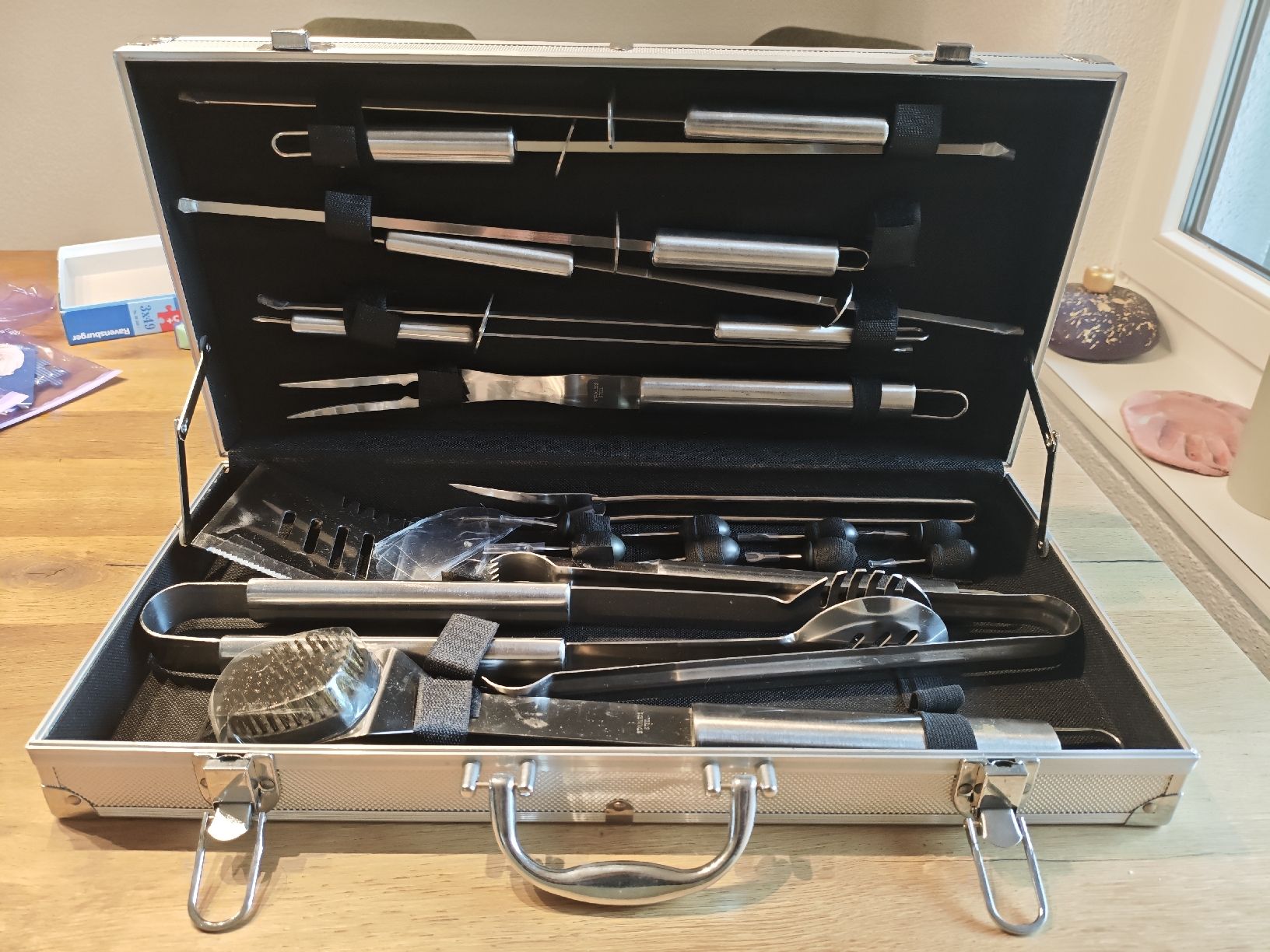 Bestecksets: Grillkoffer mit viel Grillzubehör – Neu (gemäss Beschreibung) aus Oberhasli von WvlFiL4