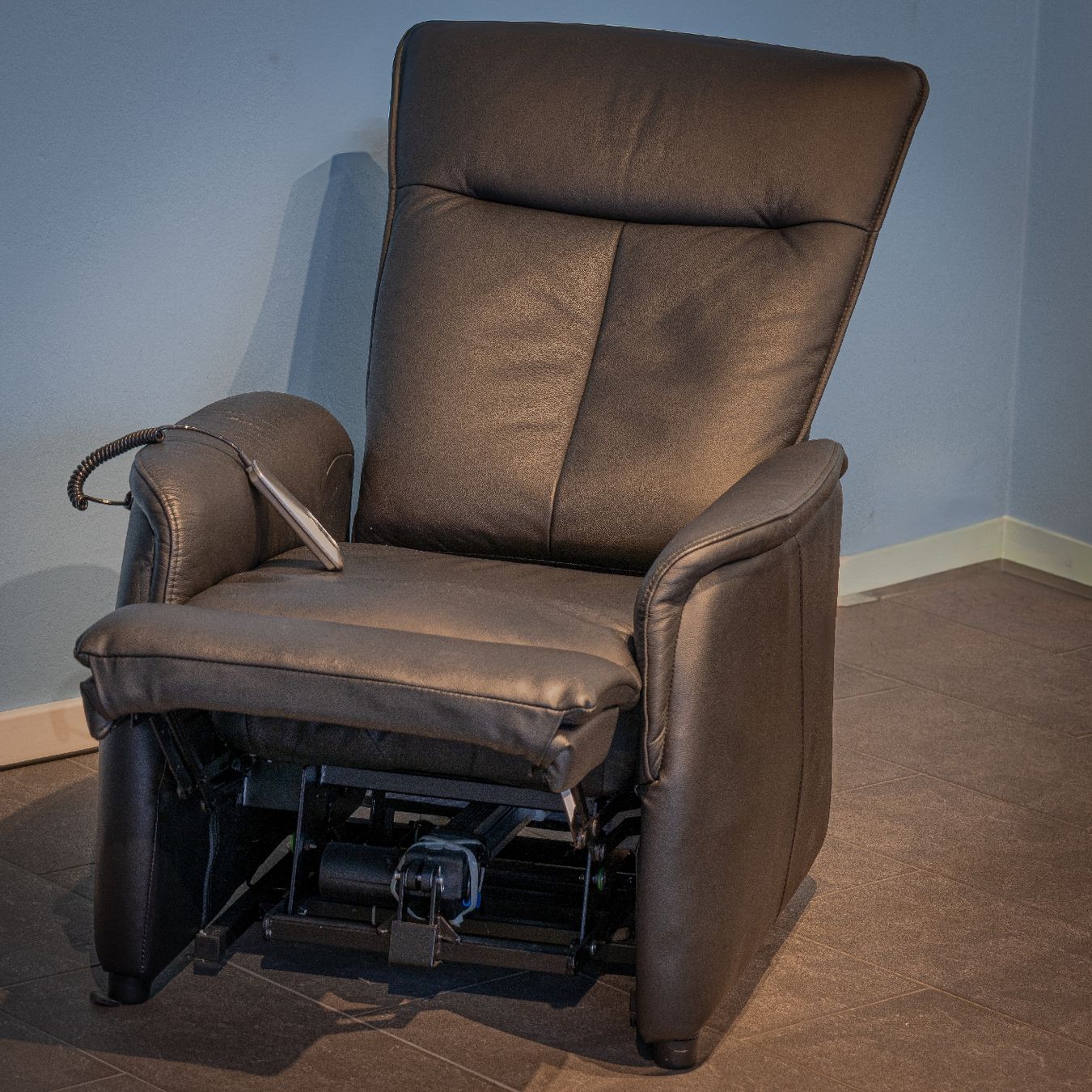 Fauteuils: Relaxsessel elektrisch aus echtem Leder mit Aufstehhilfe – D'occasion à Pieterlen par Tollot 2