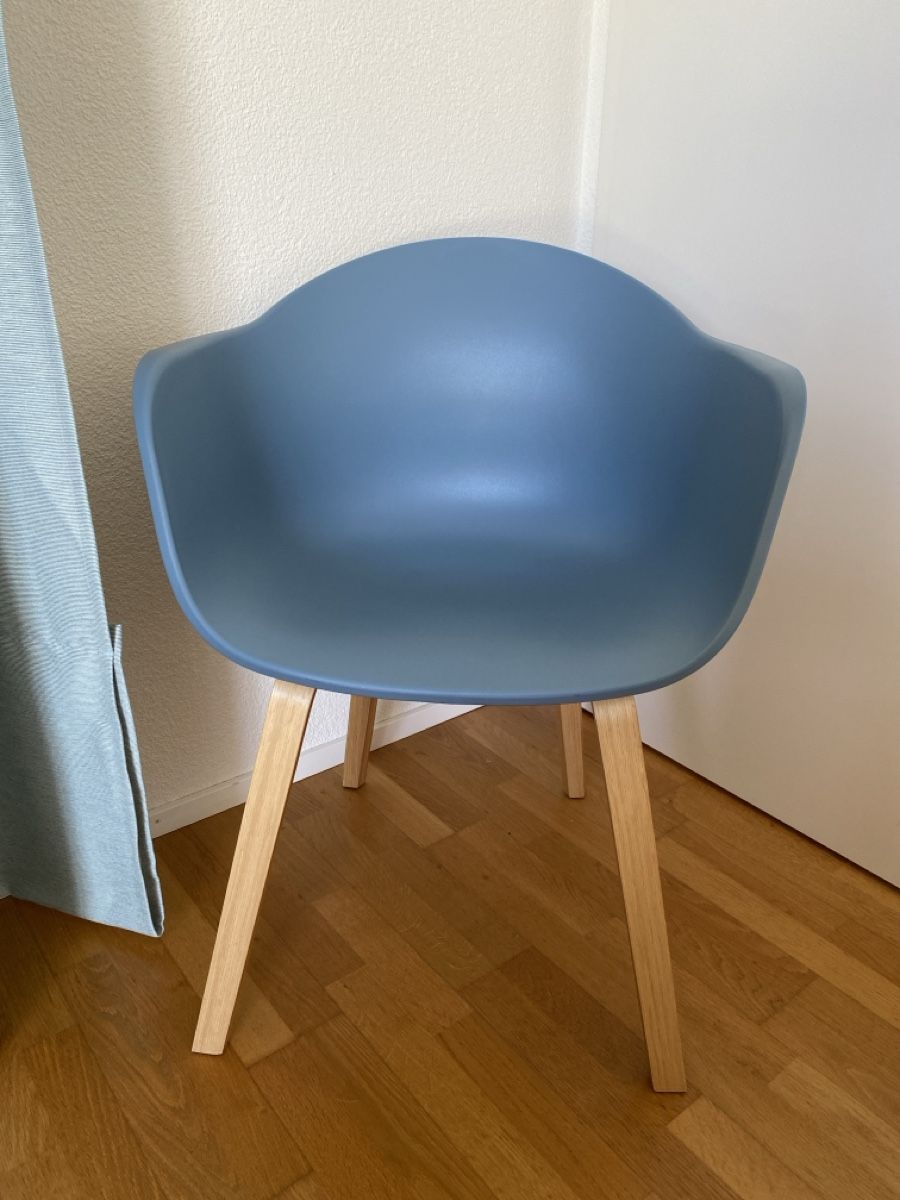 Westwing Sedie: Stuhl blau Kunststoffschale mit Holzbeinen – Nuovo (secondo la descrizione) da Bern venduto da Anaprandi