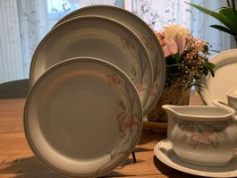 Elegantes Porzellan Geschirr-Set mit Blumenmuster